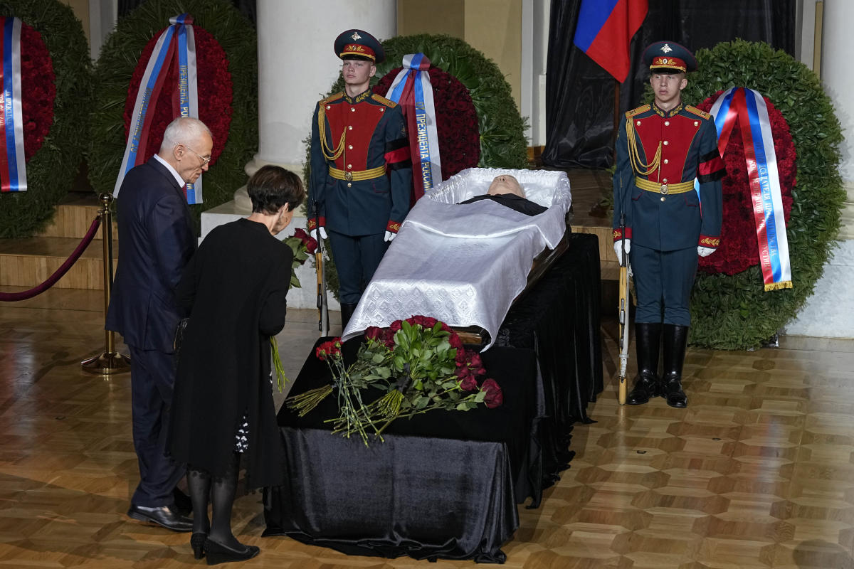 Thousands line up to say farewell to Gorbachev; Putin absent