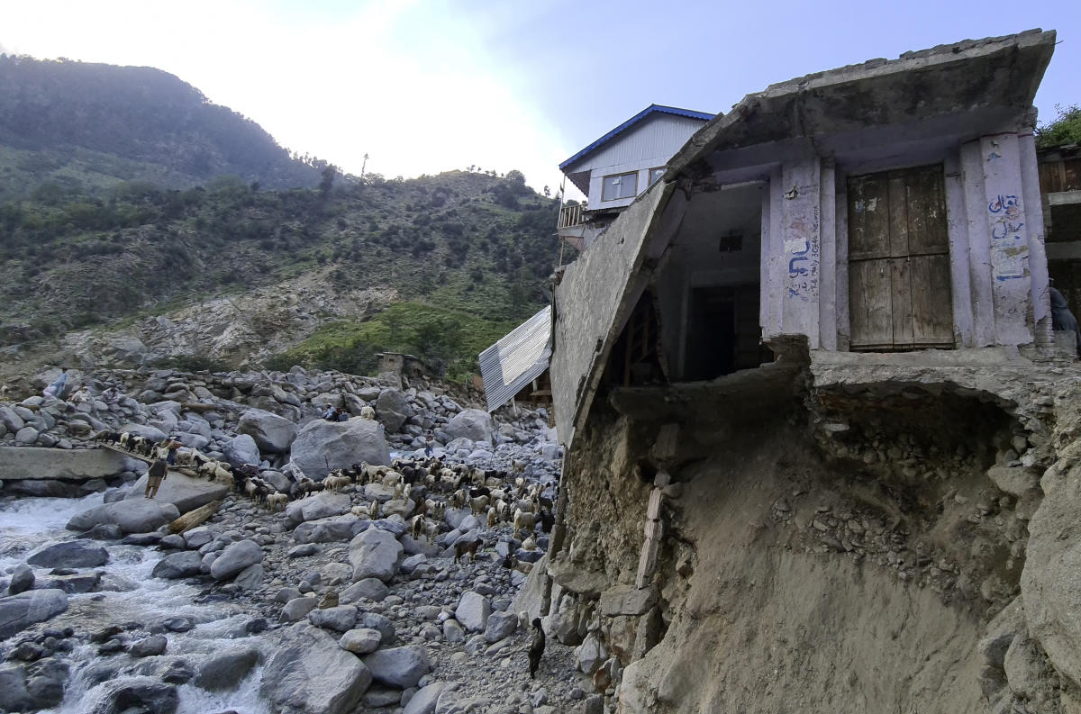 UNHCR rushes aid to Pakistan amid raging floods in south