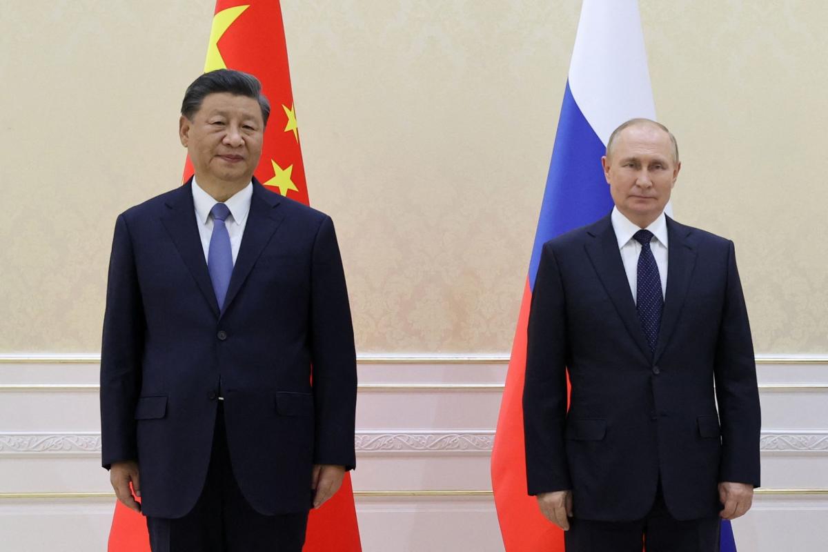 Xi Removes Mask for Putin But Doesn’t Mingle Outside China’s Covid Cocoon