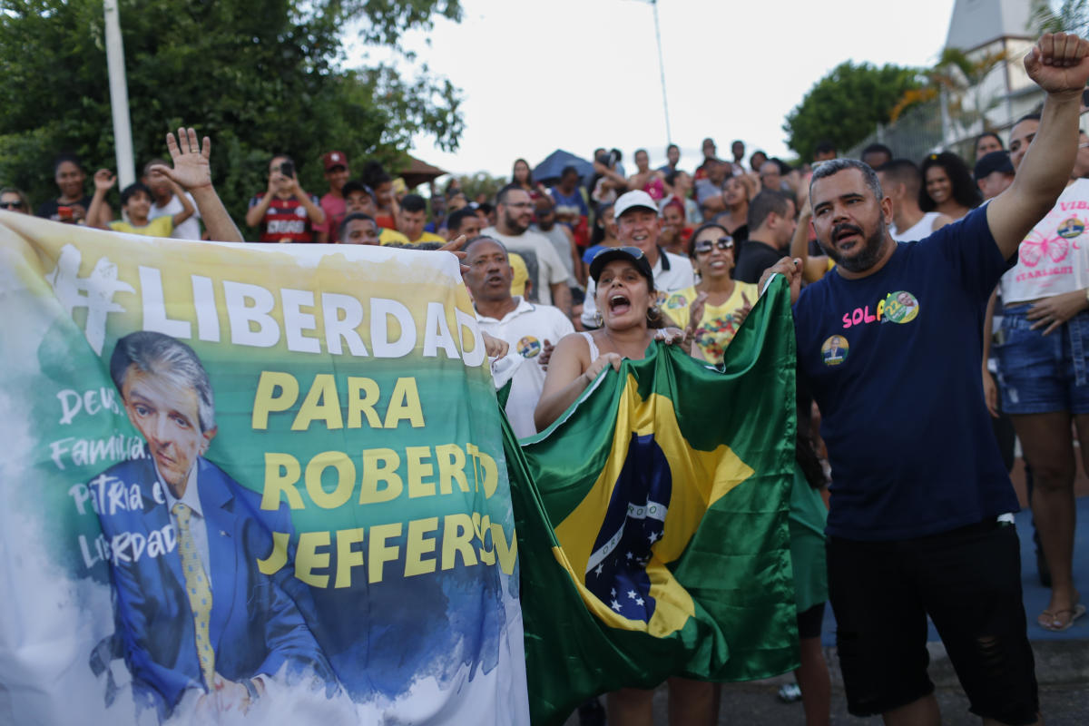 Brazil pol and Bolsonaro ally refuses arrest, injures police