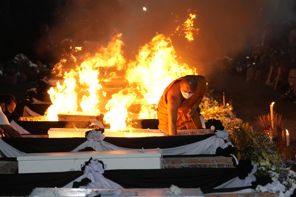 Families bid farewell as Thai massacre victims are cremated