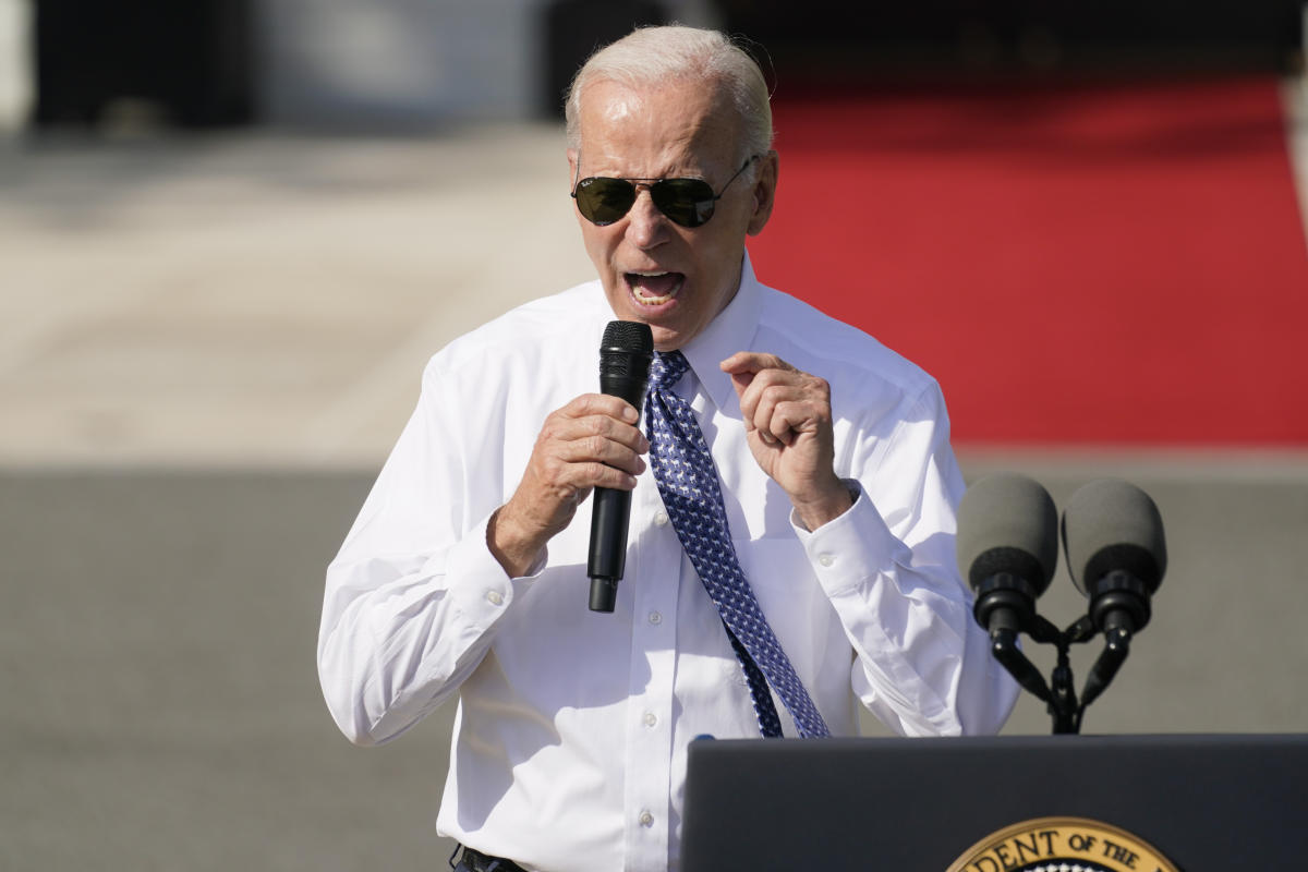 Give him a hand: Biden ditching lectern for handheld mics