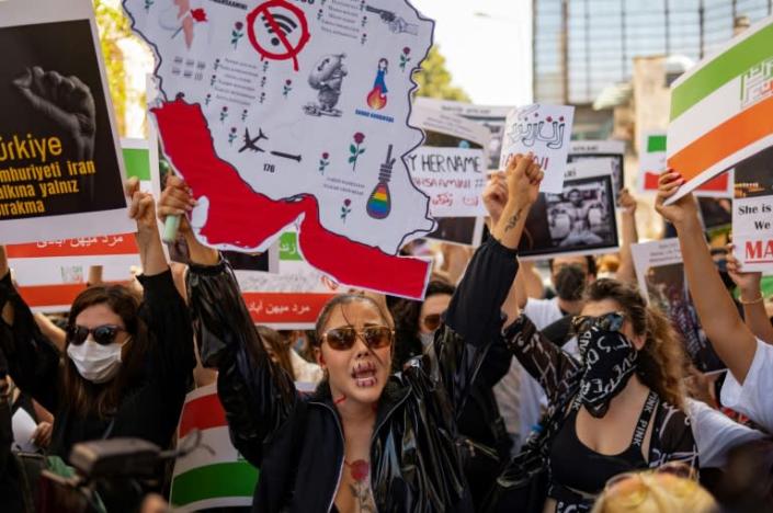 Hundreds protest in Turkey in support of Iranian women