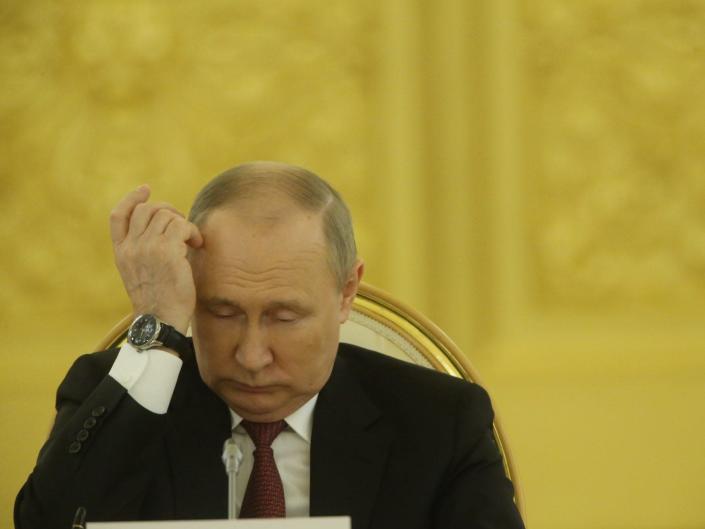 Putin admits Russia is facing ‘issues’ in the Ukraine war and told his team to make faster decisions