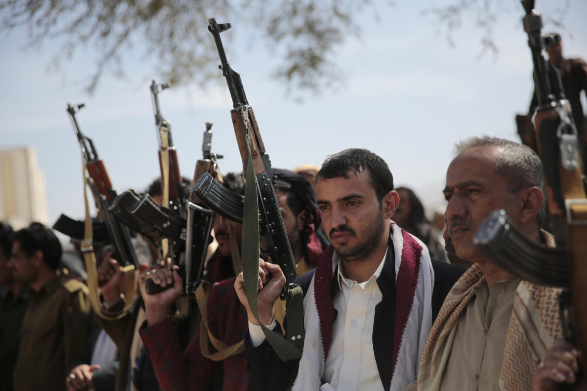 Yemeni official: Military clashes kill 8 after truce fails