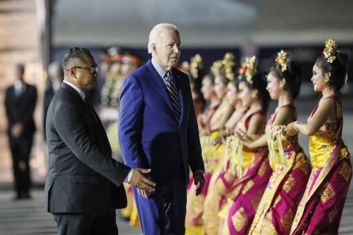 Biden Shakes Hands With Xi as Leaders Call for Easing Tensions