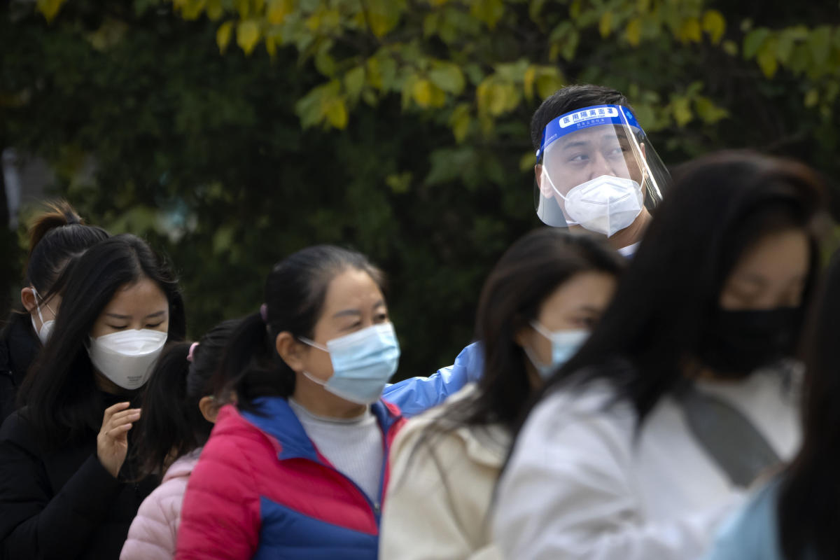 China reports 10,000 new virus cases, capital closes parks