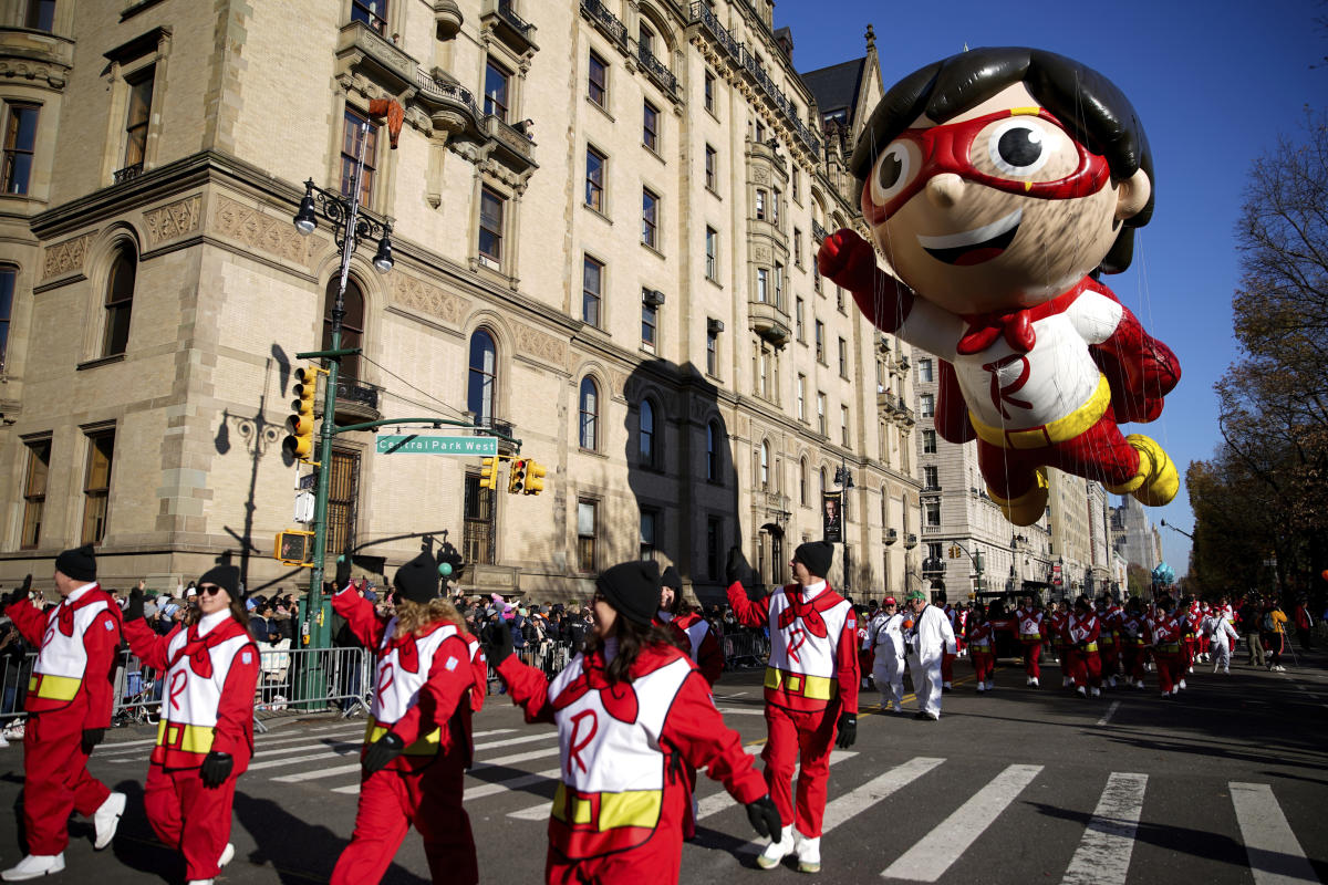 High-flying balloon characters star in Thanksgiving parade