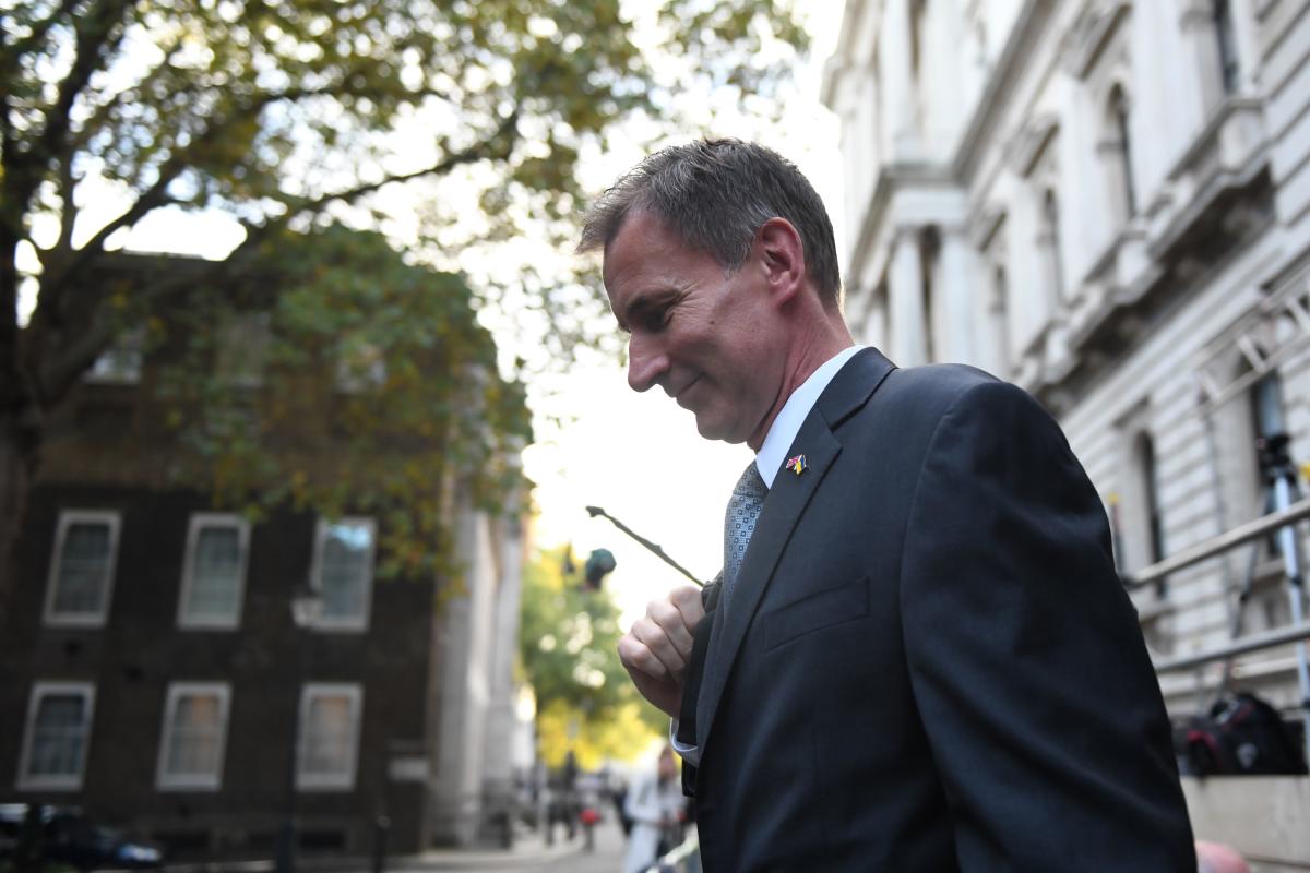 Hunt Contests Watchdog’s Forecast of 4% Brexit Hit to UK Economy