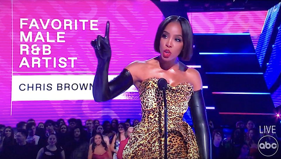 Kelly Rowland defends Chris Brown, tells booing crowd to ‘chill out’ at AMAs ceremony