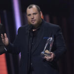 Luke Combs tops CMA Awards; Loretta Lynn, Lewis honored