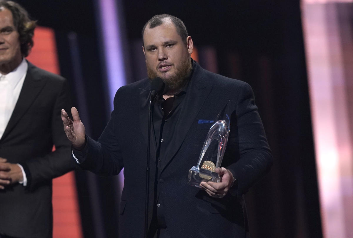 Luke Combs tops CMA Awards; Loretta Lynn, Lewis honored