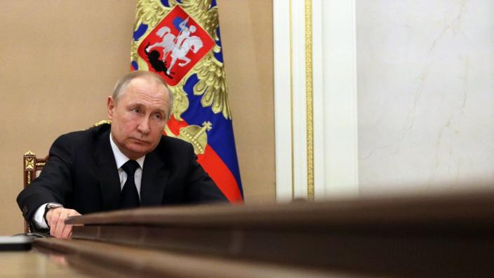 Putin May Scrap Major Press Event as Signs of Panic Spiral