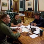 Sean Penn visits Ukraine’s Zelenskiy, loans him an Oscar