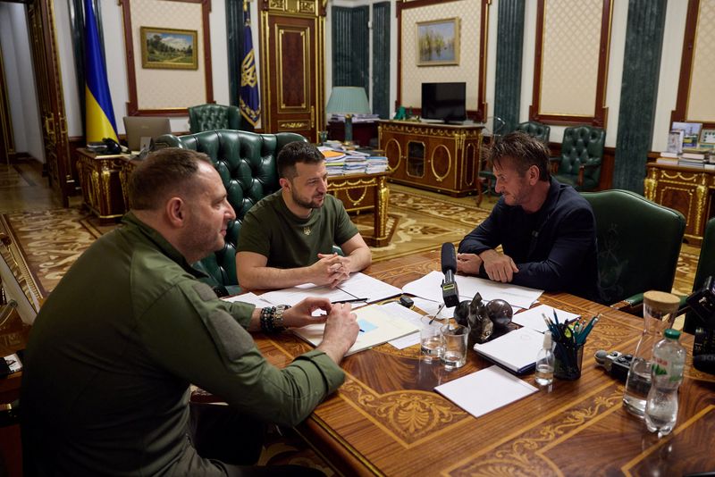 Sean Penn visits Ukraine’s Zelenskiy, loans him an Oscar