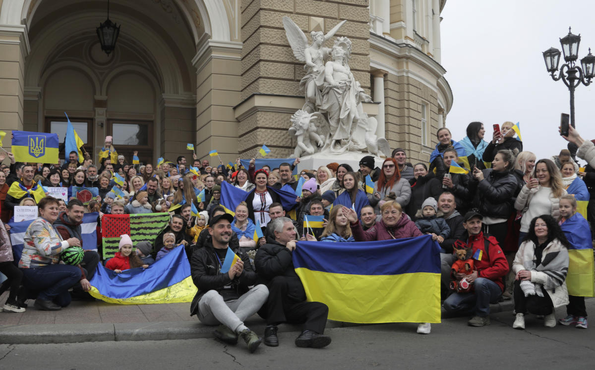 Ukrainian police, TV broadcasts return to long-occupied city