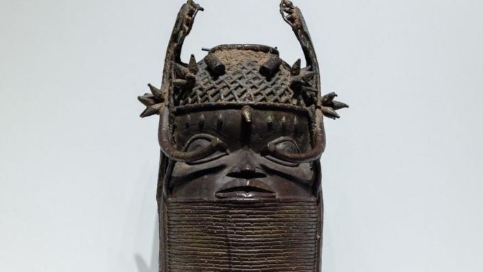 Benin Bronzes: Germany returns looted artefacts to Nigeria