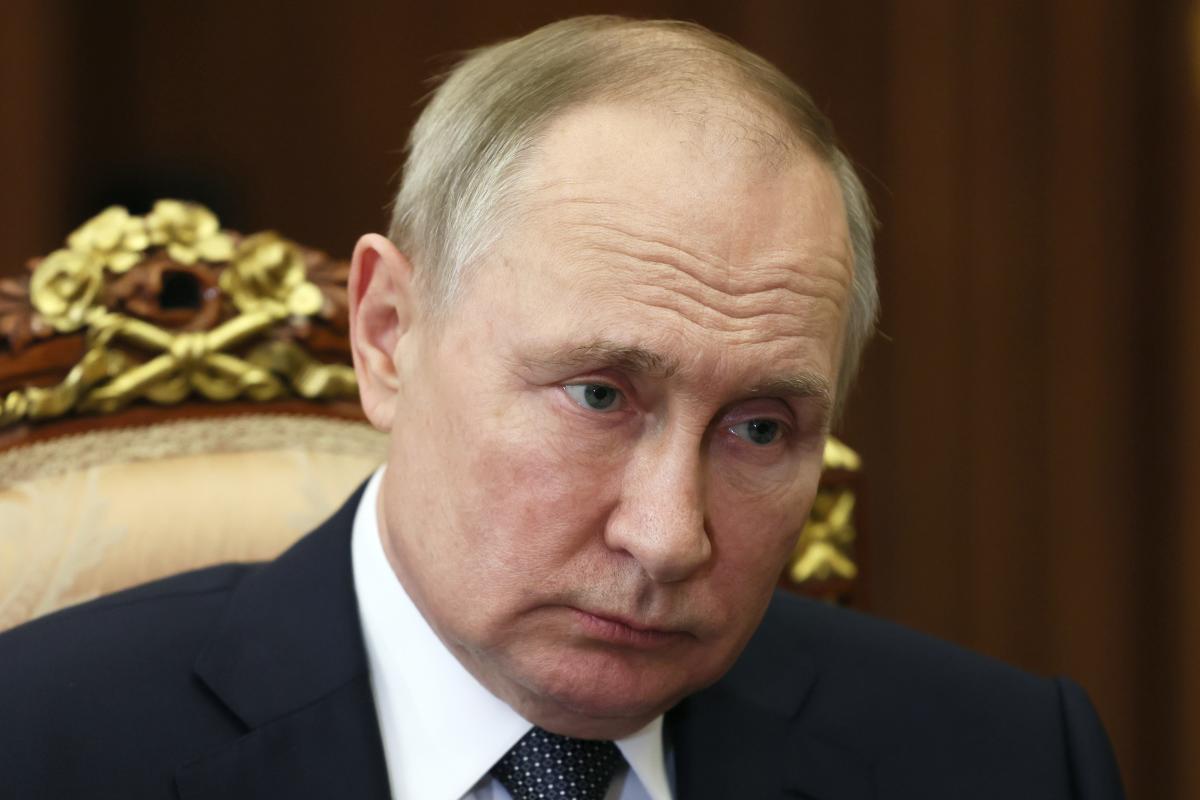 Cornered in Ukraine, Putin ditches annual news conference