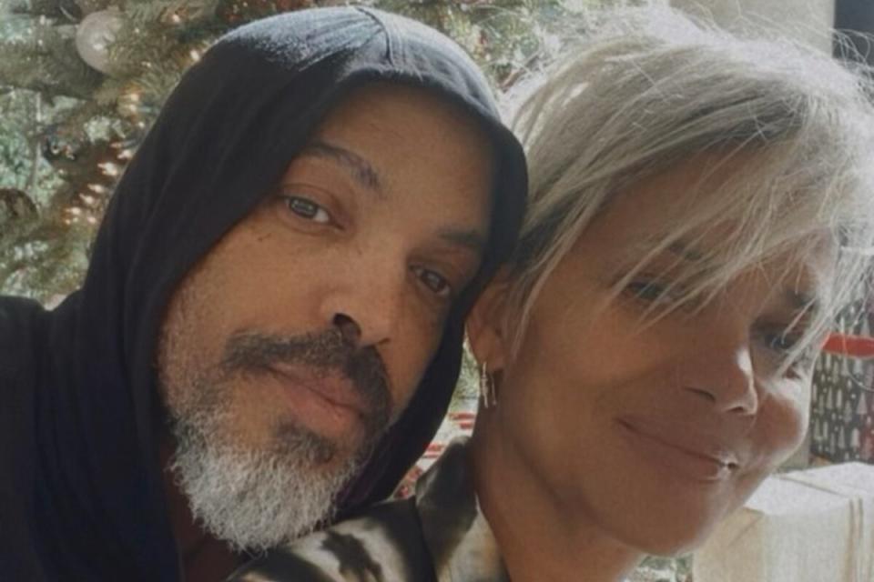 Halle Berry and Boyfriend Van Hunt Celebrate Christmas ‘with Bed Hair and Hoodie’