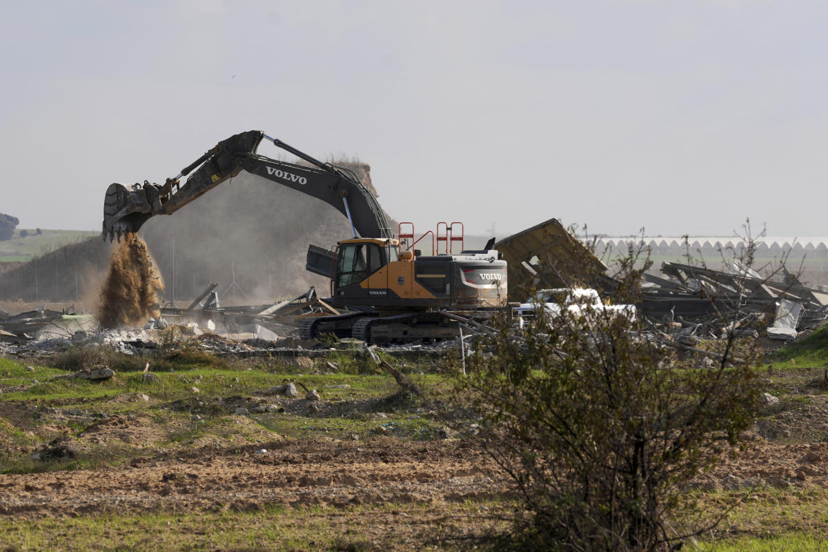 Israel dismantles unused Gaza crossing to extend barrier