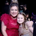 Kelly Clarkson Enjoys ‘Date Night’ with Daughter River Rose, 8, at People’s Choice Awards