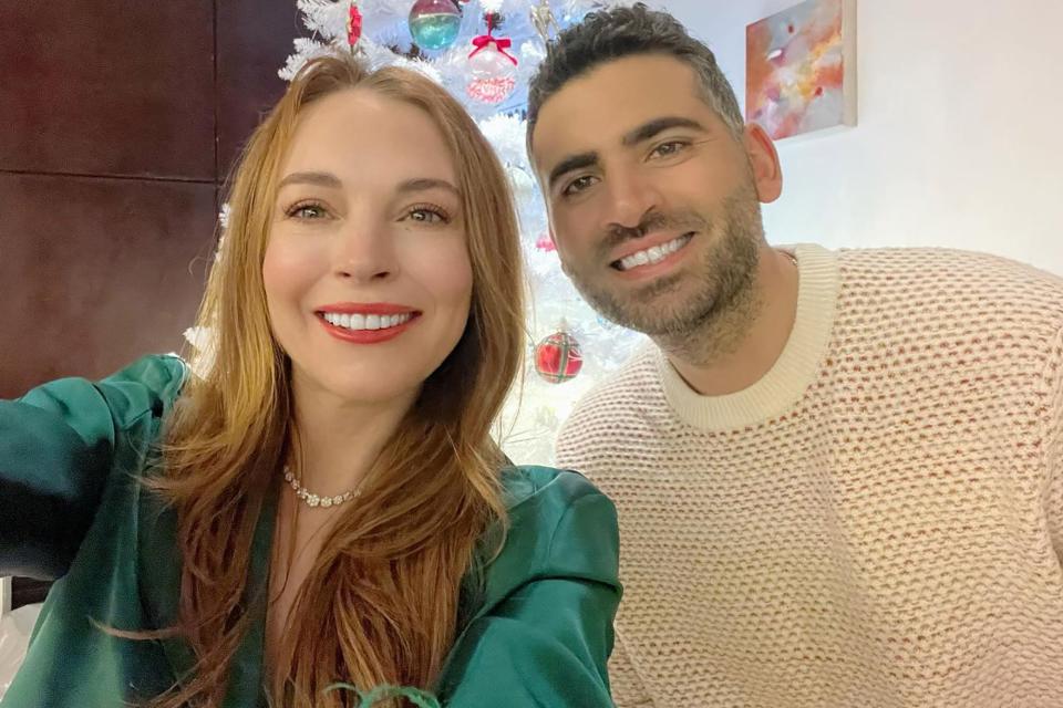 Lindsay Lohan Smiles with Husband Bader Shammas for Holiday Selfie: ‘Merry Christmas Everyone!’