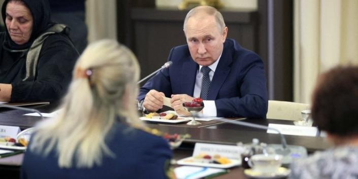 Media reveals details of how Putin’s meeting with ‘soldier’s mothers’ was staged