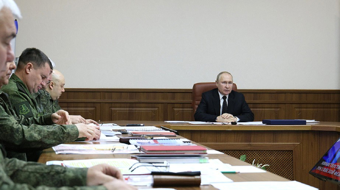 On 16 December, Putin discussed war with countrys military leaders all day Kremlin