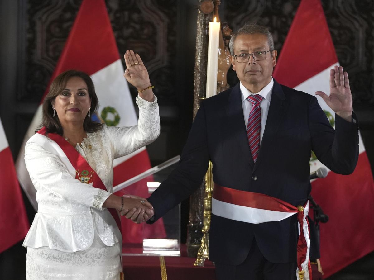 Peru’s president asks Cabinet to take anti-corruption pledge