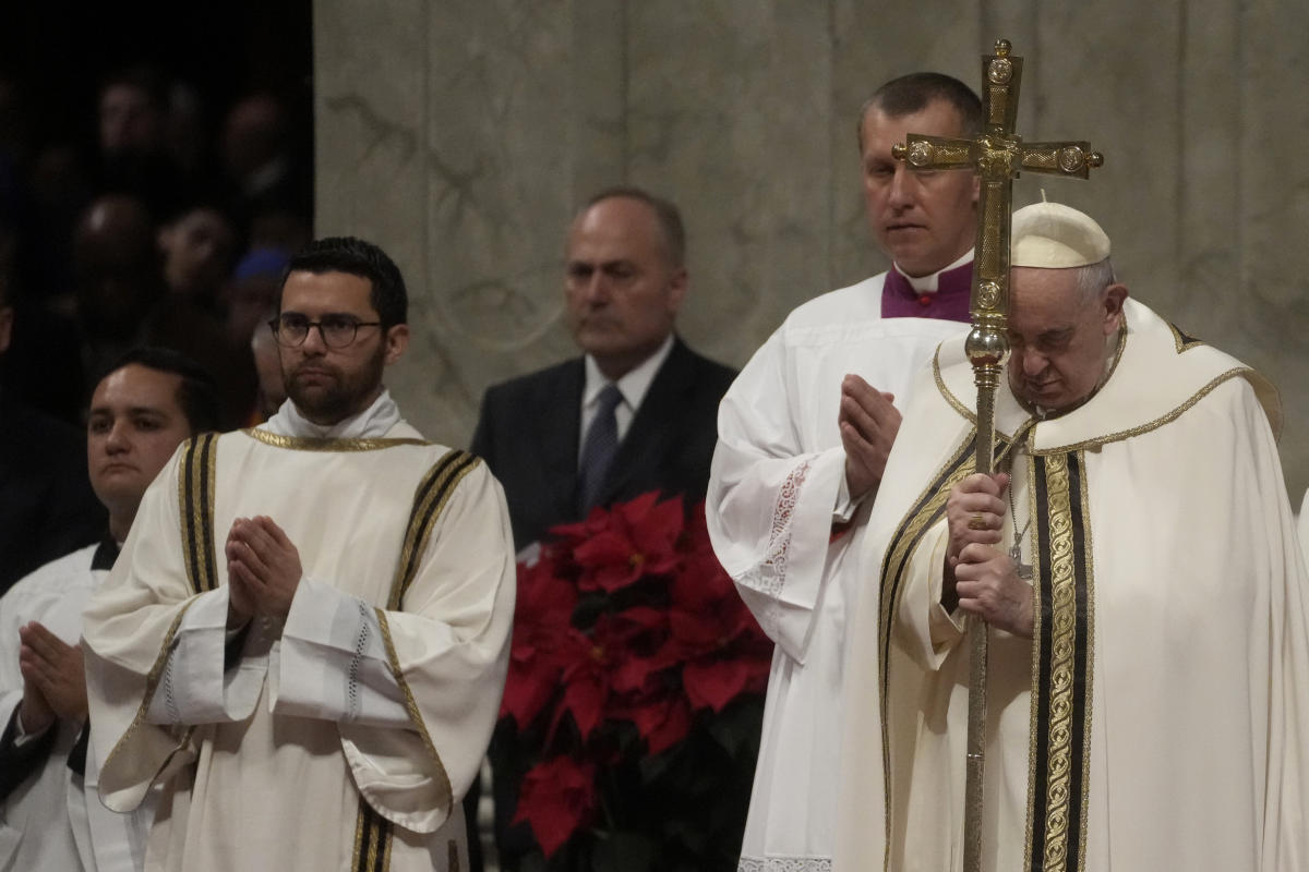 Pope on Christmas: Jesus was poor, so don’t be power-hungry