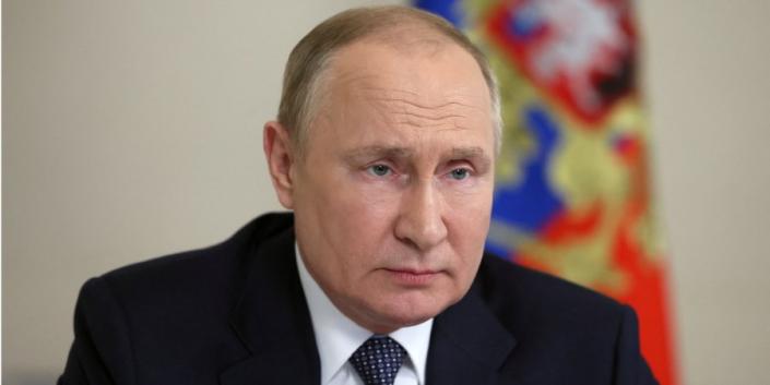 Putin signs budget with 30% for defense, UK intelligence reports