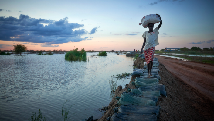 South Sudan floods: Fleeing Nile waters to a minefield