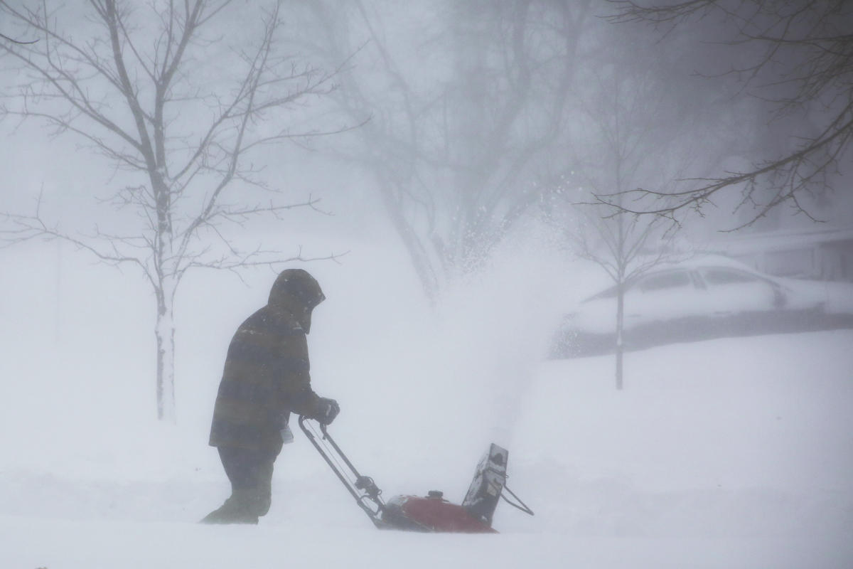 Winter storm batters US power, snarling Christmas travel