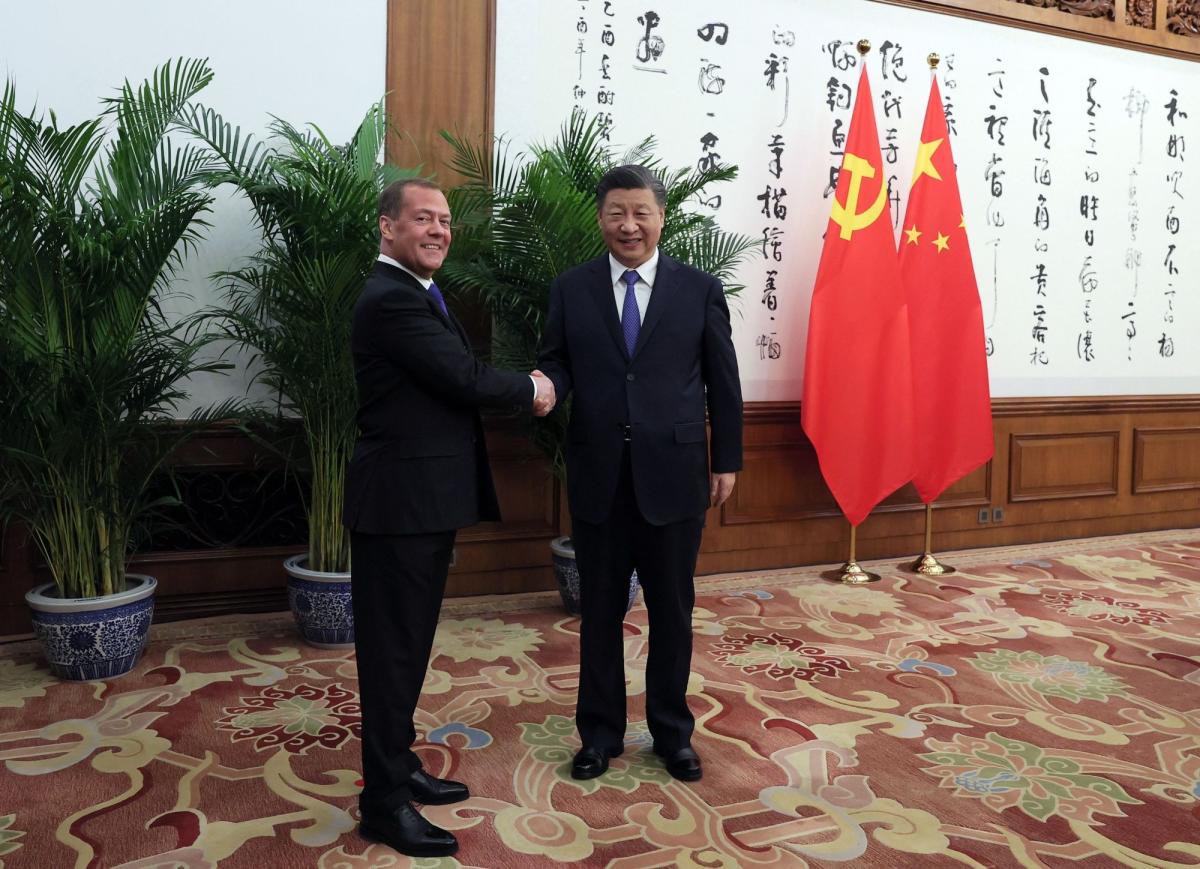 Xi Tells Russia’s Medvedev That China Wants Talks on Ukraine