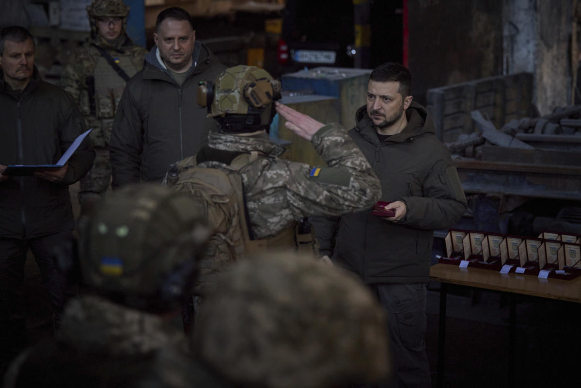 Zelenskyy visits front line, Putin praises troops in Kremlin